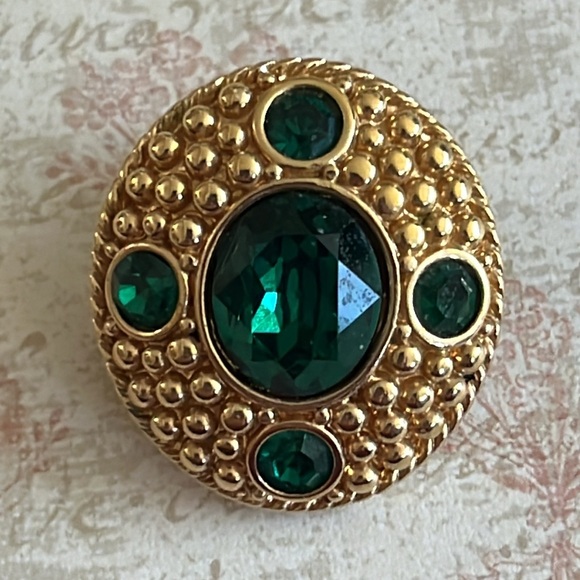 Swavorski emerald green crystals Etruscan Revival goldtone clip earrings - Picture 5 of 9
